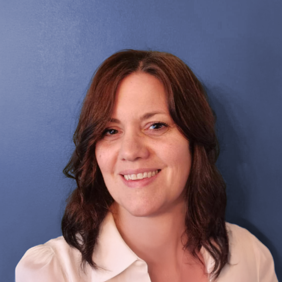 Portrait de Nathalie Prouvost, sur un fond bleu.